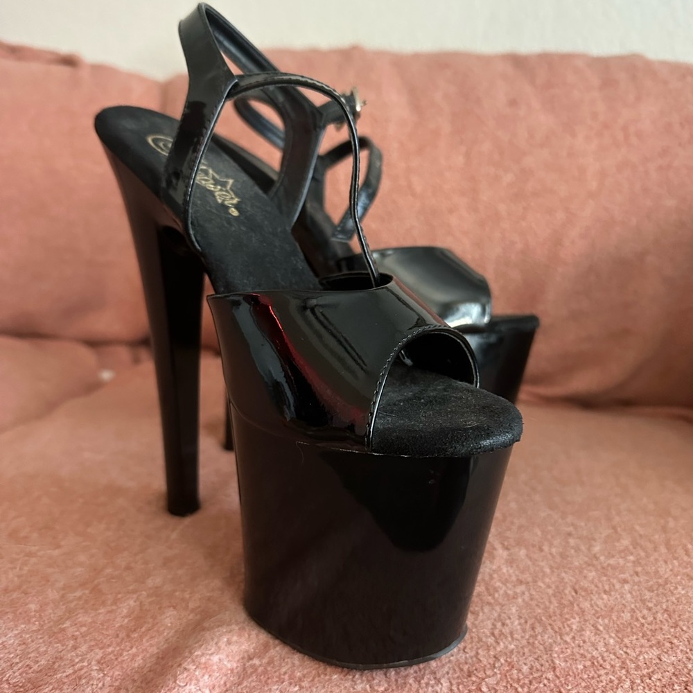 Size 8 black pleasers